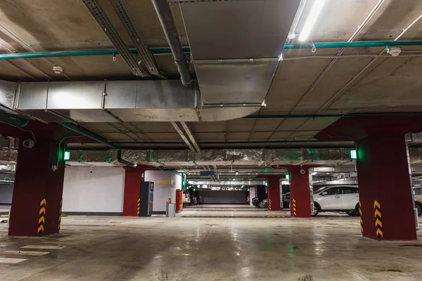 Parking souterrain ou intérieur de garage, infrastructure de voiture de ville — Photo