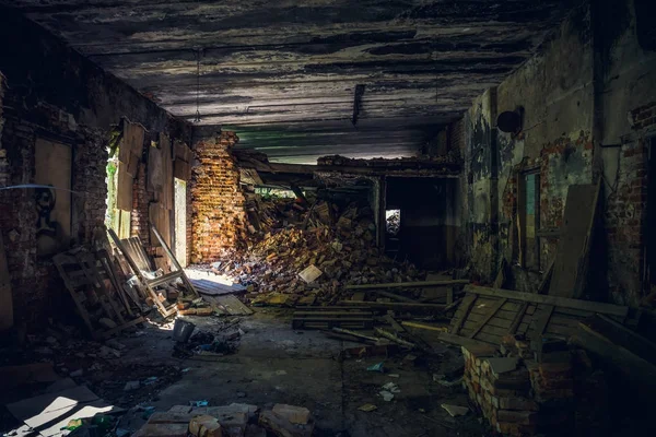 Abandonado espeluznante mansión embrujada interior, hall, vista interior con perspectiva — Foto de Stock