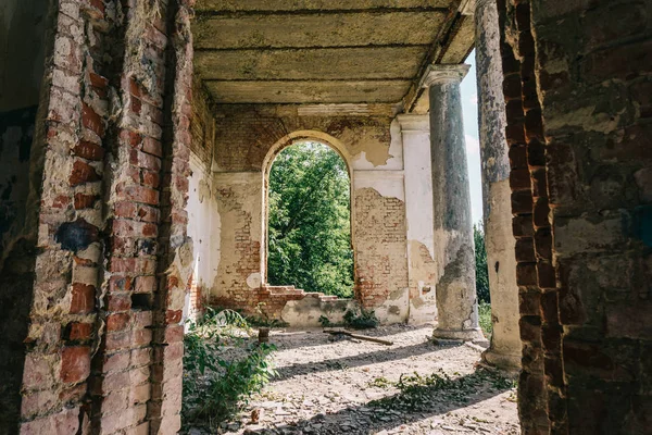 Mansão assombrada, edifício antigo abandonado dentro do interior com janelas de arco — Fotografia de Stock