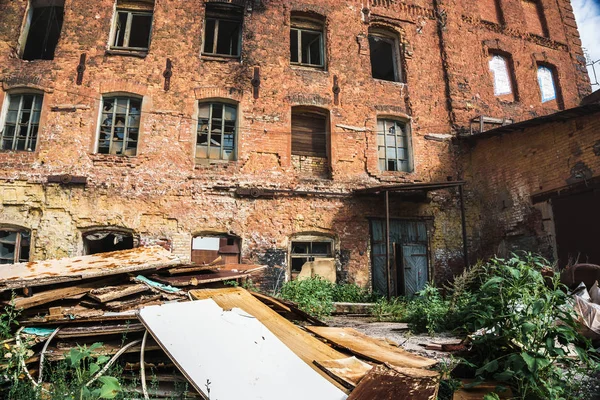 Abandonado arruinado tijolo vermelho edifício industrial em Samara, Rússia, quebrado queimado fábrica exterior — Fotografia de Stock