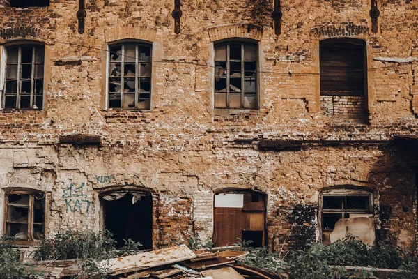 Abandoned ruined red brick industrial building in Samara, Russia, broken burned factory exterior — Stock Photo, Image