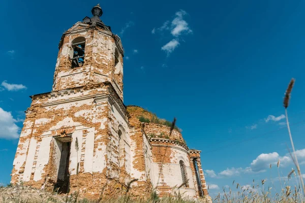 Reruntuhan gereja Ortodoks Rusia kuno atau kuil atau rumah besar — Stok Foto