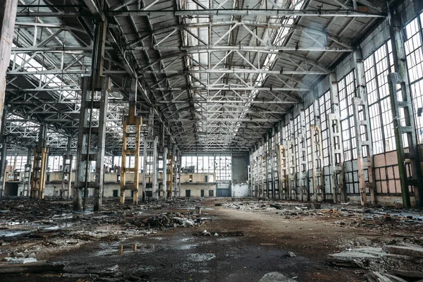 Große verlassene Industriehalle oder Hangar einer zerstörten Fabrik oder Lagerhalle in Woronesch — Stockfoto