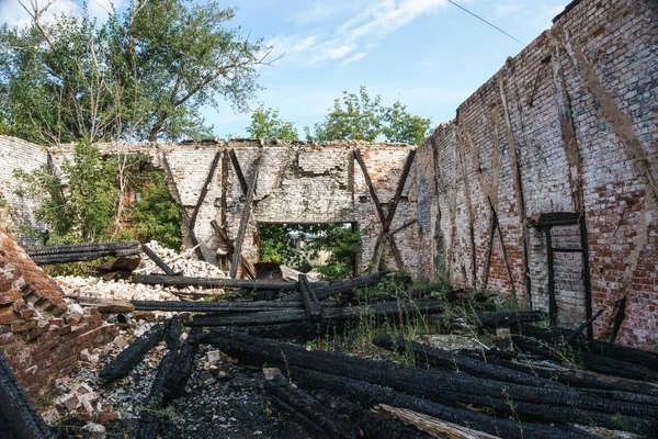 Edifício abandonado velho arruinado com troncos queimados de madeira — Fotografia de Stock