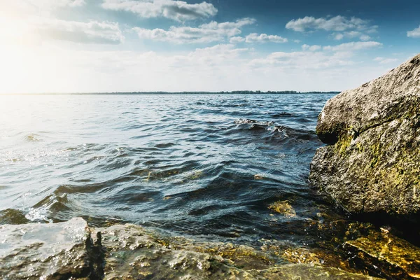 Onde marine e rocce sulla spiaggia in estate luce del sole — Foto Stock