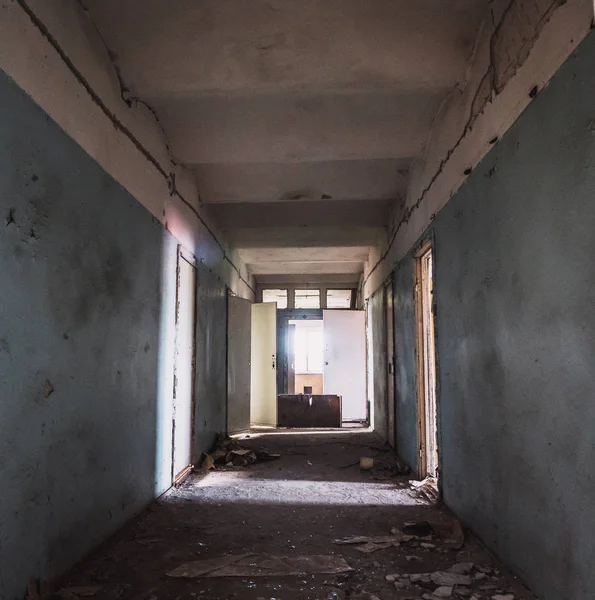 Oscuro corredor espeluznante con muchas puertas en abandonado hospital en ruinas, pasillo de terror o túnel — Foto de Stock