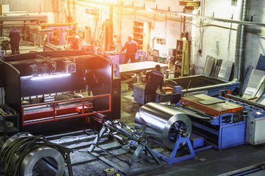 Endüstriyel atölye veya havalandırma sistemleri üretiminde hangar. Metal işleme Fabrika arka plan