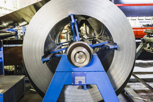 Rollo de acero galvanizado para la producción de tubos metálicos y tubos para sistemas de ventilación industrial — Foto de Stock