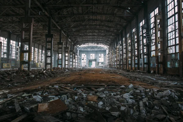 Yıkıldı terk edilmiş büyük endüstriyel depo veya Sovyet fabrika, hangar karanlık ürpertici kalıntıları — Stok fotoğraf