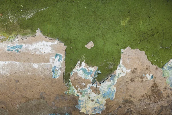Yeşil boya arka plan peeling ile eski kırık beton duvar — Stok fotoğraf