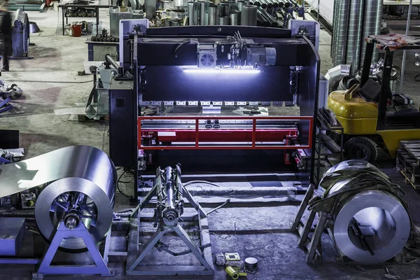 Endüstriyel atölye veya havalandırma sistemleri üretiminde hangar. Metal işleme fabrikası — Stok fotoğraf