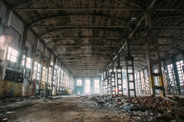 Övergiven förstörd industrifabriksbyggnad, ruiner och rivningskoncept — Stockfoto