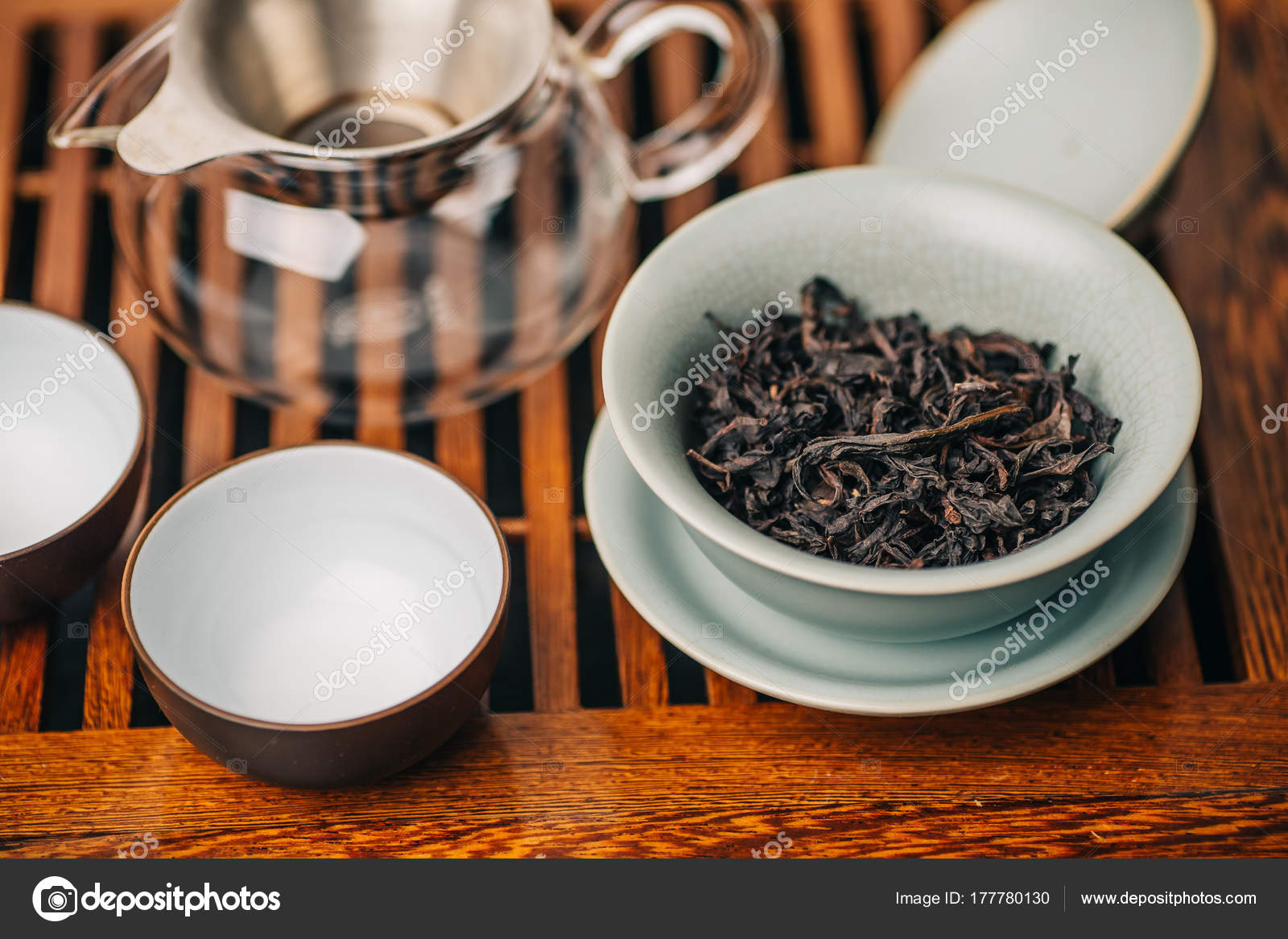 Set for Chinese tea ceremony, da hong pao oolong tea in gaiwan or teacup — Stock Photo