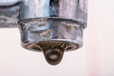 Kirli su musluk düşen su damlaları