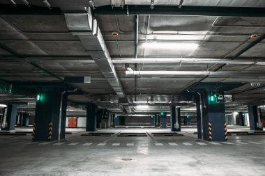Boş araba park garaj yeraltı iç içerde binanın içinde alışveriş merkezi ya da süpermarket