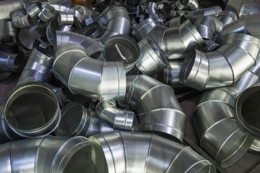 Üretim sırasında paslanmaz çelik endüstriyel havalandırma sistemi için tamamlanmamış parçalar. Metal borular, endüstriyel soyut arkaplan