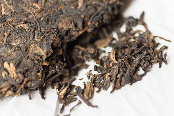 Oude Shu Puerh Chinese gefermenteerde zwarte thee, macro foto — Stockfoto