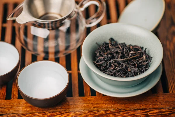 Conjunto para cerimônia de chá chinês, da hong pao oolong chá em gaiwan ou chá-xícara — Fotografia de Stock