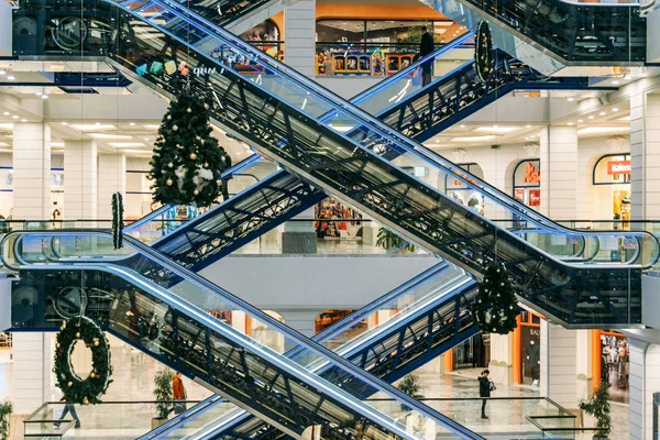 Voronezh, Rusia - 14 de diciembre de 2017: Moderno centro comercial — Foto de Stock