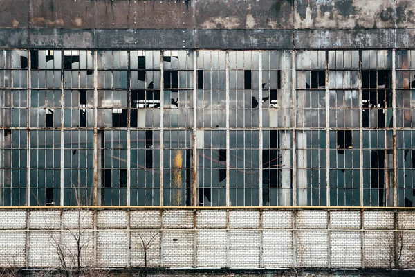 産業のファサードが建物、壊れた窓を放棄 — ストック写真