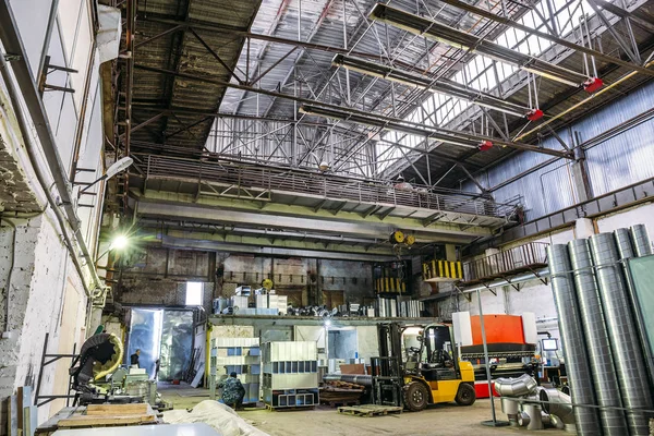 Industriehalle oder Hangar zur Produktion von Lüftungssystemen — Stockfoto