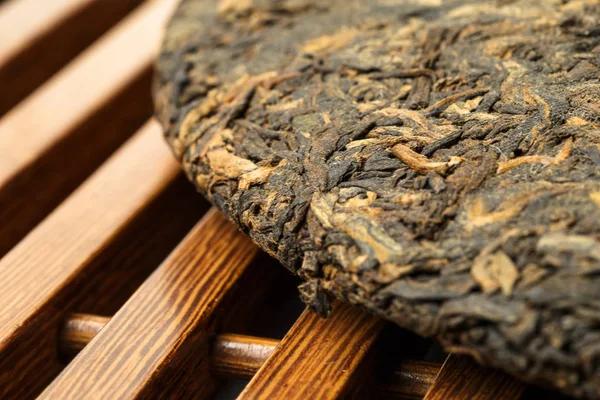 Eski Shu Puerh Çin siyah çay ahşap çay-board, makro fotoğraf üzerinde fermente — Stok fotoğraf