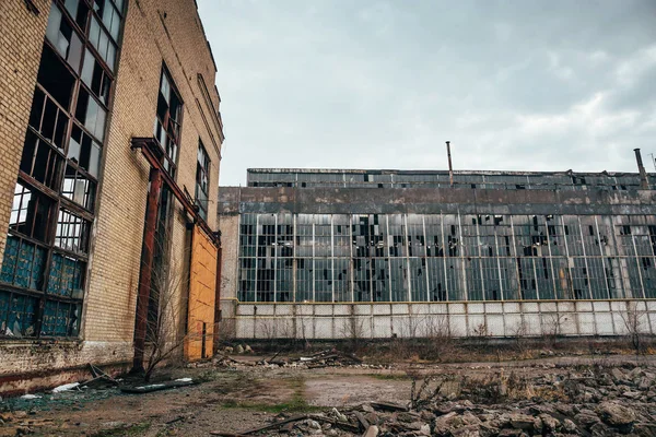 Abandonado arruinado industrial construção de fábrica, ruínas e conceito de demolição — Fotografia de Stock