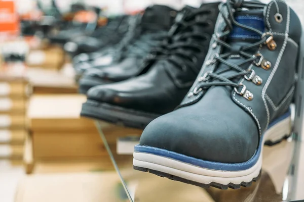 Schoenen op plank in de winkel — Stockfoto