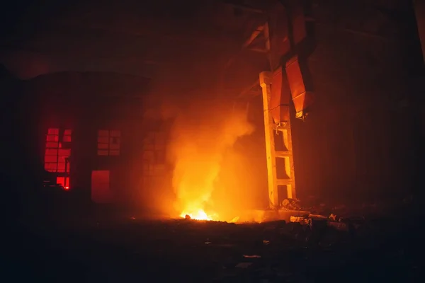 Membakar balai gudang industri besar. Api di dalam interior pabrik — Stok Foto