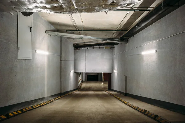 Aparcamiento subterráneo o garaje interior — Foto de Stock