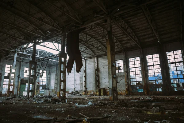 Övergiven förstörd industrifabriksbyggnad, ruiner och rivningskoncept — Stockfoto