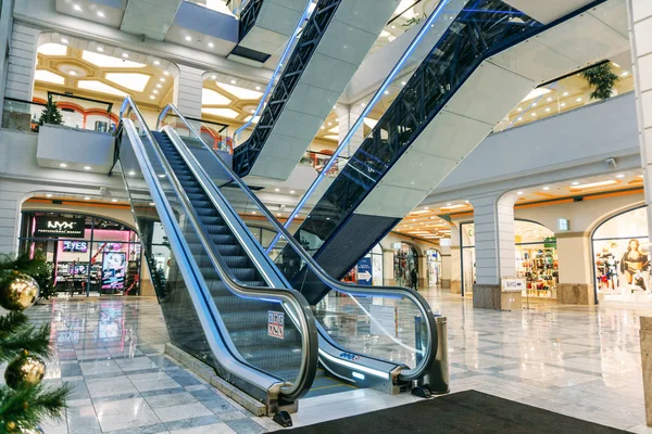 Воронеж, Росія - 14 грудня 2017 року: Сучасні торгівлі Mall — стокове фото