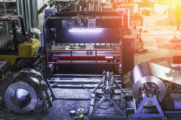 Fábrica industrial con herramientas de equipo en gran taller o almacén, fondo industrial — Foto de Stock