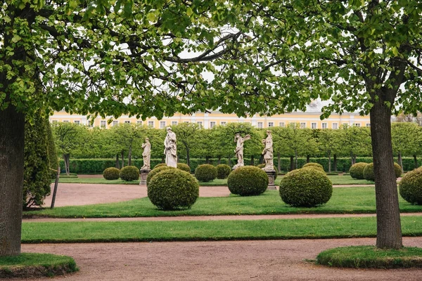 Esculturas y parque verde con senderos en Petergof — Foto de Stock