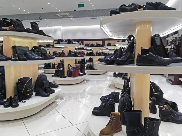 Grande loja de sapatos de moda de luxo, venda de calçado em boutique — Fotografia de Stock