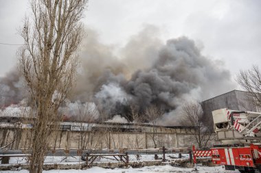 Voronej, Rusya Federasyonu - 25 Aralık: Lantenskaya Caddesi üzerinde endüstriyel bir depoda yangın, kauçuk yanıyor, çok duman ve alevler