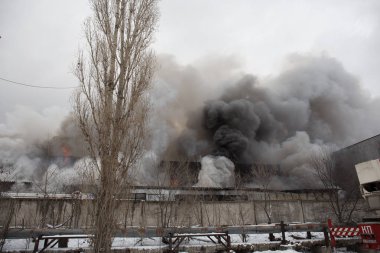 Voronej, Rusya Federasyonu - 25 Aralık: Lantenskaya Caddesi üzerinde endüstriyel bir depoda yangın, kauçuk yanıyor, çok duman ve alevler