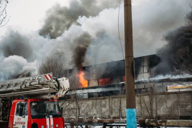 Voronej, Rusya Federasyonu - 25 Aralık: Lantenskaya Caddesi üzerinde endüstriyel bir depoda yangın, kauçuk yanıyor, çok duman ve alevler