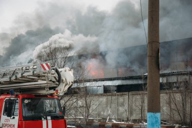Voronej, Rusya Federasyonu - 25 Aralık: Lantenskaya Caddesi üzerinde endüstriyel bir depoda yangın, kauçuk yanıyor, çok duman ve alevler