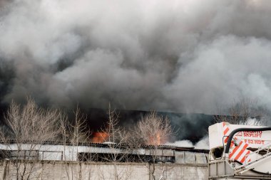 Voronej, Rusya Federasyonu - 25 Aralık: Lantenskaya Caddesi üzerinde endüstriyel bir depoda yangın, kauçuk yanıyor, çok duman ve alevler