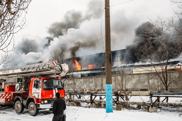 Voronej, Russie - 25 décembre : Incendie dans un entrepôt industriel sur la rue Lantenskaïa, le caoutchouc brûle, beaucoup de fumée et de flammes — Photo
