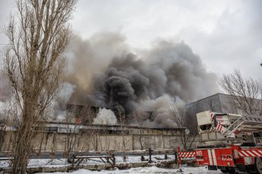Voronej, Rusya Federasyonu - 25 Aralık: Lantenskaya Caddesi üzerinde endüstriyel bir depoda yangın, kauçuk yanıyor, çok duman ve alevler