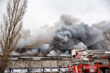 Voronej, Rusya Federasyonu - 25 Aralık: Lantenskaya Caddesi üzerinde endüstriyel bir depoda yangın, kauçuk yanıyor, çok duman ve alevler