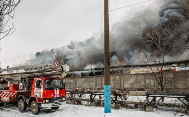 Voronej, Rusya Federasyonu - 25 Aralık: Lantenskaya Caddesi üzerinde endüstriyel bir depoda yangın, kauçuk yanıyor, çok duman ve alevler