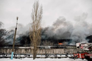 Voronej, Rusya Federasyonu - 25 Aralık: Lantenskaya Caddesi üzerinde endüstriyel bir depoda yangın, kauçuk yanıyor, çok duman ve alevler