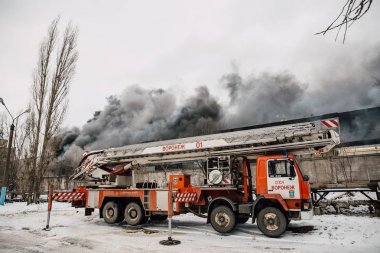 Voronej, Rusya Federasyonu - 25 Aralık: Lantenskaya Caddesi üzerinde endüstriyel bir depoda yangın, kauçuk yanıyor, çok duman ve alevler