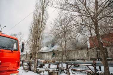 Voronej, Rusya Federasyonu - 25 Aralık: Lantenskaya Caddesi üzerinde endüstriyel bir depoda yangın, kauçuk yanıyor, çok duman ve alevler