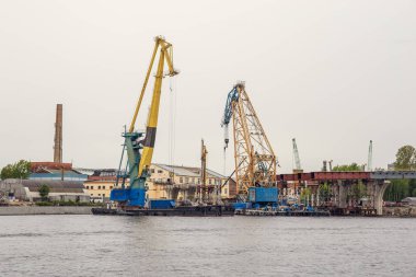 Kargo gemisi Vinçler Nehri üzerinde organize sanayi bölgesinde, nakliye Lojistik Taşımacılık su kavramı ile yükleme
