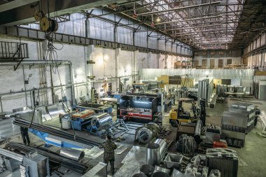 Büyük fabrika atölye iç ve makineleri, çelik ile çalışma