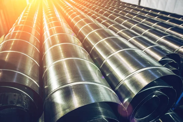Pilha de tubos de aço ou metal ou tubos redondos como fundo industrial com perspectiva e efeito de luz solar — Fotografia de Stock